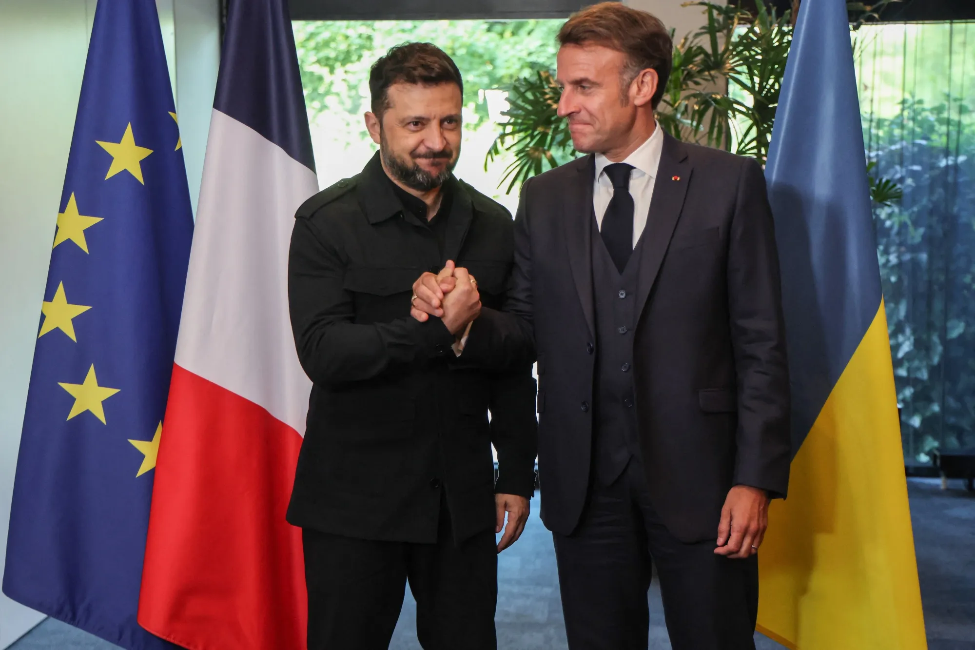 Зеленський і Макрон потиснули один одному руки під час саміту НАТО